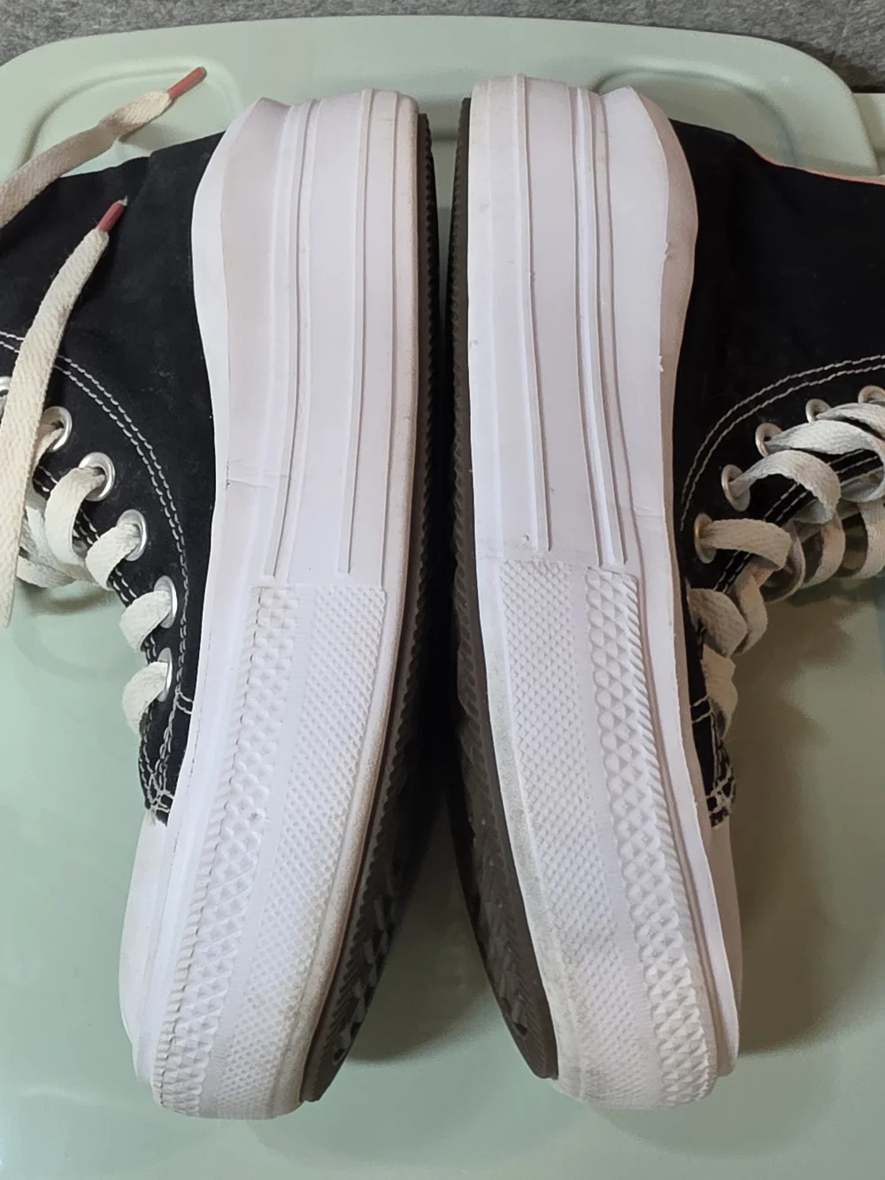 Converse black flaws